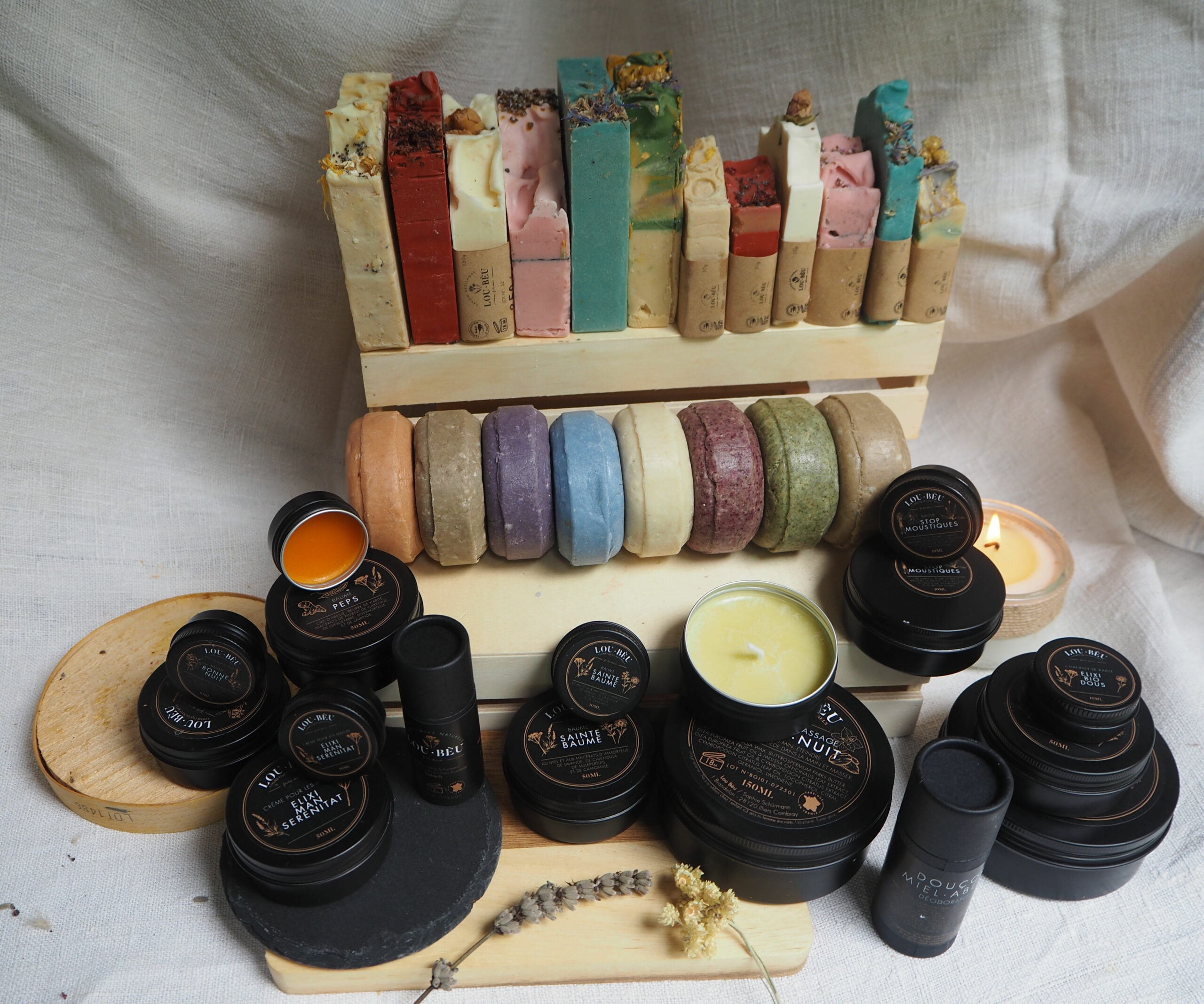 Produits cosmétiques artisanaux Lou Bèu : savons saponifiés à froid, shampoings solides, baumes thérapeutique, chantilly de karité, crème pour les mains, déodorant, baume à lèvres, bougies...